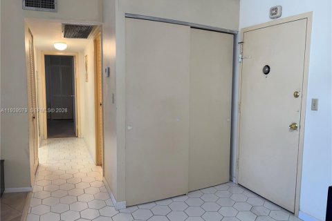 Condo in Hallandale Beach, Florida, 1 bedroom № 1998472 - photo 8