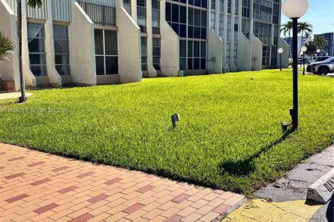 Condo in Hallandale Beach, Florida, 1 bedroom № 1998472 - photo 4