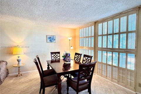 Condo in Hallandale Beach, Florida, 1 bedroom № 1998472 - photo 14