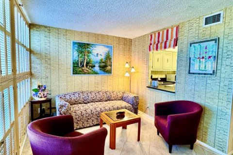 Condo in Hallandale Beach, Florida, 1 bedroom № 1998472 - photo 15