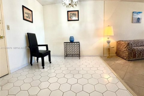 Condo in Hallandale Beach, Florida, 1 bedroom № 1998472 - photo 9