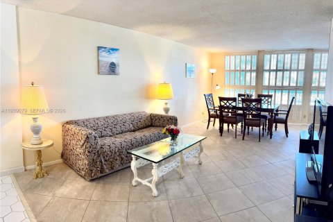 Condo in Hallandale Beach, Florida, 1 bedroom № 1998472 - photo 10