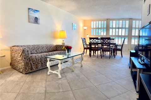 Condo in Hallandale Beach, Florida, 1 bedroom № 1998472 - photo 12