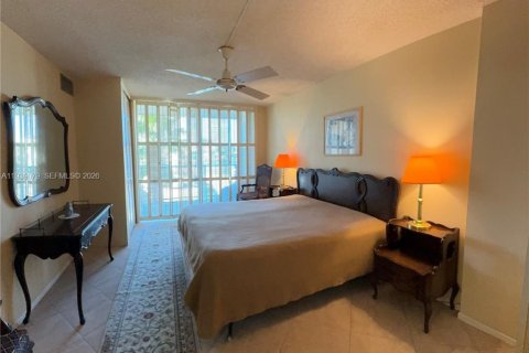 Condo in Hallandale Beach, Florida, 1 bedroom № 1998472 - photo 22