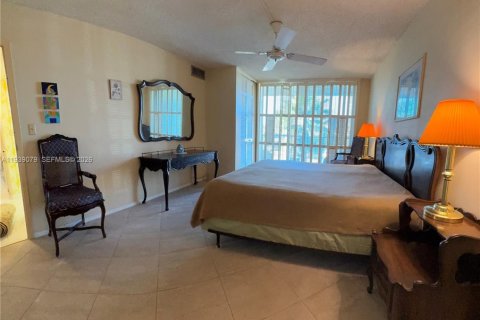Condo in Hallandale Beach, Florida, 1 bedroom № 1998472 - photo 24