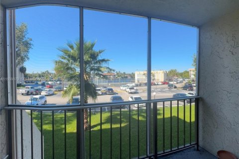 Condo in Hallandale Beach, Florida, 1 bedroom № 1998472 - photo 29