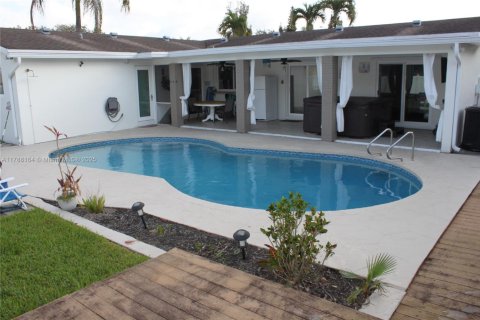 House in Cooper City, Florida 5 bedrooms, 167.41 sq.m. № 1731641 - photo 1