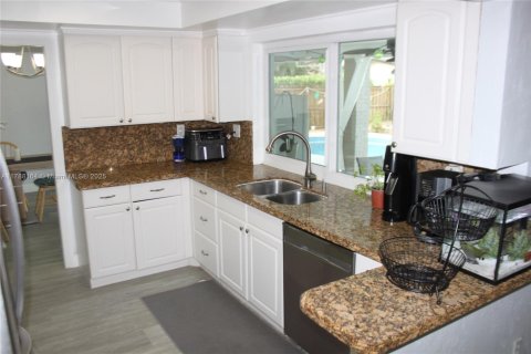 House in Cooper City, Florida 5 bedrooms, 167.41 sq.m. № 1731641 - photo 3