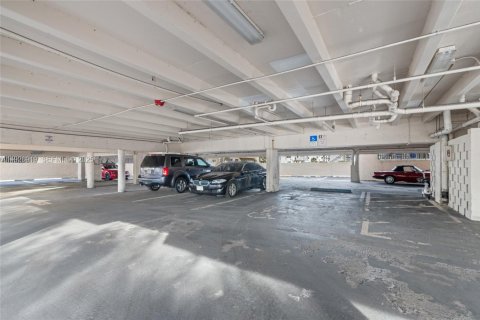 Condo in North Miami Beach, Florida, 2 bedrooms № 1989172 - photo 22