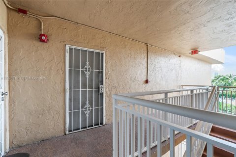 Condo in North Miami Beach, Florida, 2 bedrooms № 1989172 - photo 4