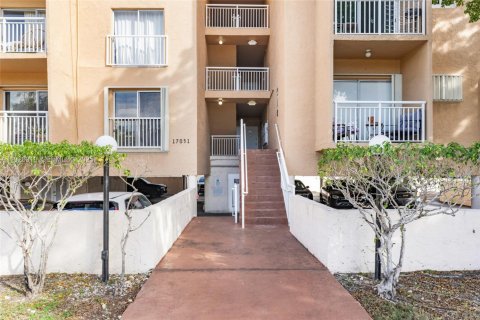 Condo in North Miami Beach, Florida, 2 bedrooms № 1989172 - photo 2