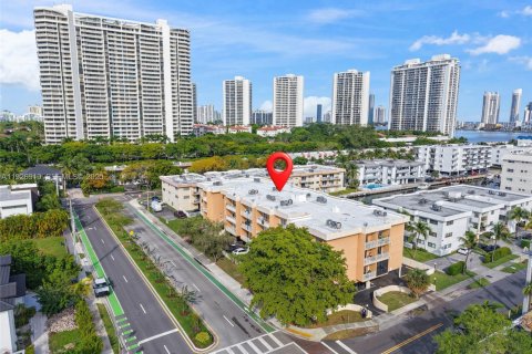 Condo in North Miami Beach, Florida, 2 bedrooms № 1989172 - photo 1