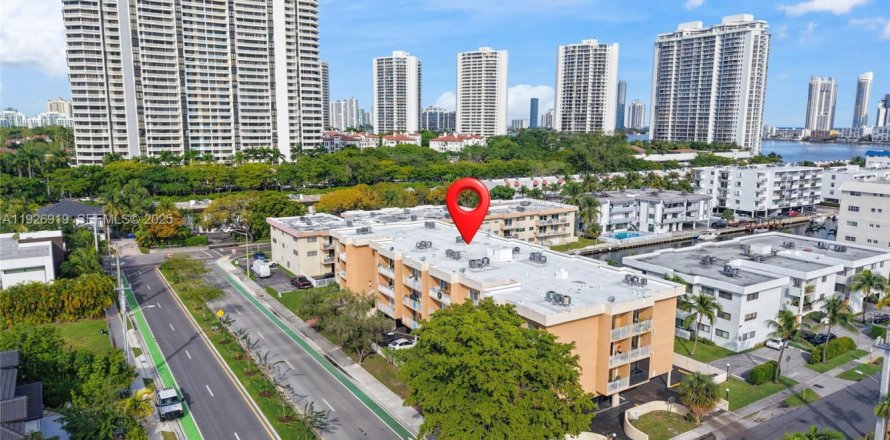 Condo in North Miami Beach, Florida, 2 bedrooms № 1989172