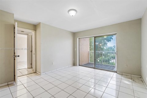 Condo in North Miami Beach, Florida, 2 bedrooms № 1989172 - photo 15