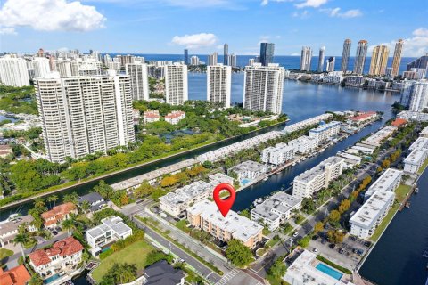 Condo in North Miami Beach, Florida, 2 bedrooms № 1989172 - photo 25