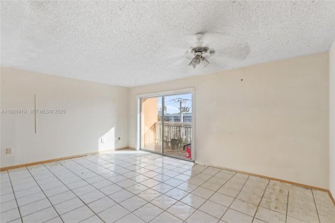 Condo in North Miami Beach, Florida, 2 bedrooms № 1989172 - photo 9