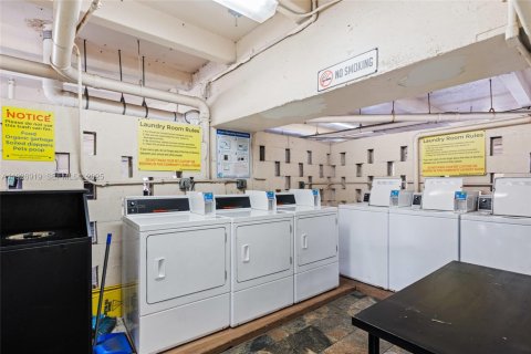 Condo in North Miami Beach, Florida, 2 bedrooms № 1989172 - photo 21