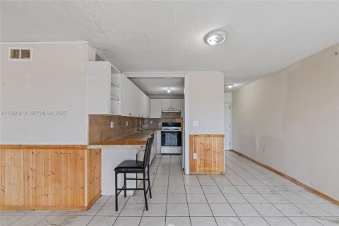 Condo in North Miami Beach, Florida, 2 bedrooms № 1989172 - photo 10
