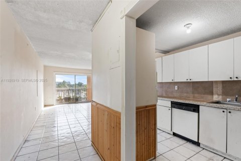 Condo in North Miami Beach, Florida, 2 bedrooms № 1989172 - photo 5