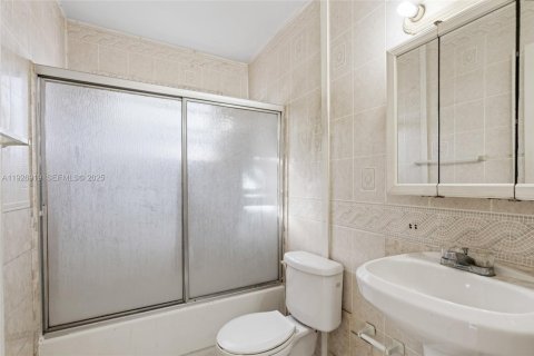 Condo in North Miami Beach, Florida, 2 bedrooms № 1989172 - photo 13