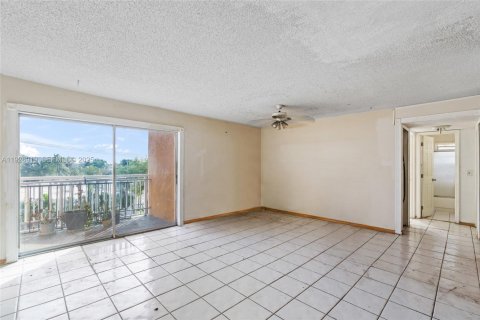 Condo in North Miami Beach, Florida, 2 bedrooms № 1989172 - photo 7