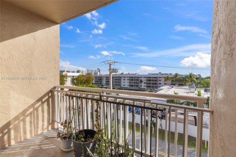 Condo in North Miami Beach, Florida, 2 bedrooms № 1989172 - photo 19