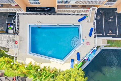Condo in North Miami Beach, Florida, 2 bedrooms № 1989172 - photo 30
