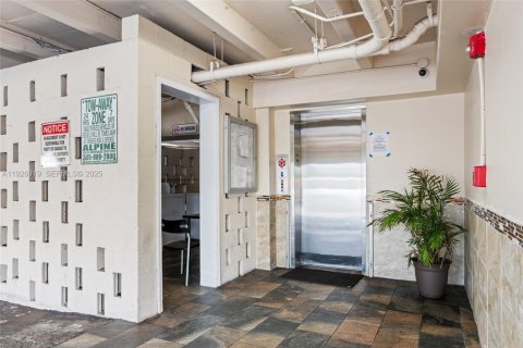 Condo in North Miami Beach, Florida, 2 bedrooms № 1989172 - photo 3