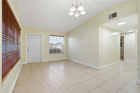 House in Fort Lauderdale, Florida 3 bedrooms, 76.64 sq.m. № 2007024 - photo 12