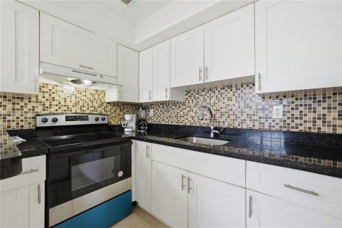 House in Fort Lauderdale, Florida 3 bedrooms, 76.64 sq.m. № 2007024 - photo 3