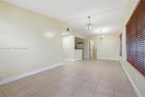 House in Fort Lauderdale, Florida 3 bedrooms, 76.64 sq.m. № 2007024 - photo 11