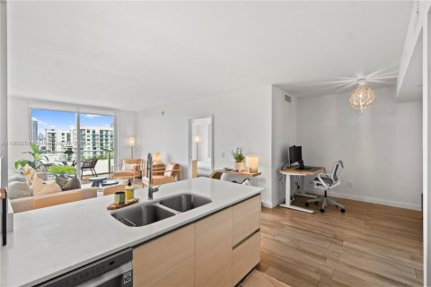 Condominio en alquiler en Miami, Florida, 2 dormitorios, 88.35 m2 № 2012403 - foto 7