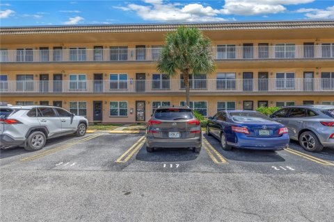 Copropriété à vendre à Kenneth City, Floride: 2 chambres, 106.84 m2 № 1299908 - photo 1