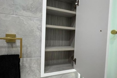 Condo in Pembroke Pines, Florida, 2 bedrooms  № 2247977 - photo 4