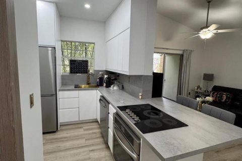 Condo in Pembroke Pines, Florida, 2 bedrooms  № 2247977 - photo 2