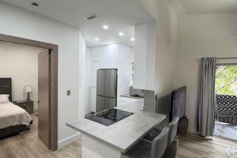Condo in Pembroke Pines, Florida, 2 bedrooms  № 2247977 - photo 3