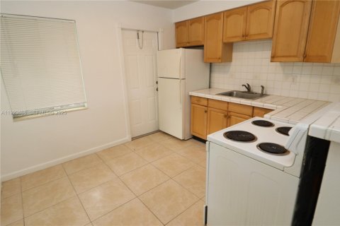 Снять в аренду квартиру в Холливуд, Флорида 1 спальня, 69.68м2, № 1989371 - фото 15