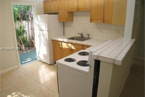 Снять в аренду квартиру в Холливуд, Флорида 1 спальня, 69.68м2, № 1989371 - фото 2