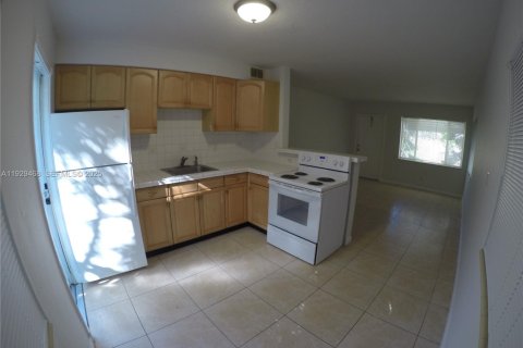 Снять в аренду квартиру в Холливуд, Флорида 1 спальня, 69.68м2, № 1989371 - фото 1