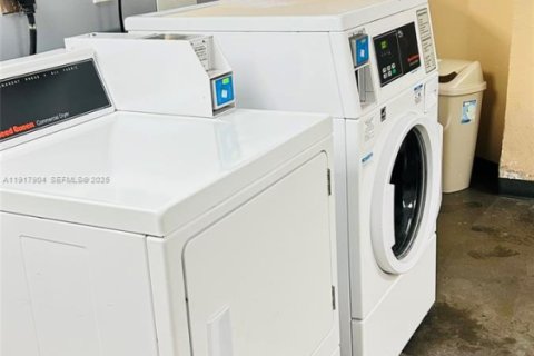 Condo in Hallandale Beach, Florida, 1 bedroom  № 1973953 - photo 22