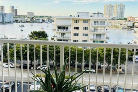 Condo in Hallandale Beach, Florida, 1 bedroom  № 1973953 - photo 21