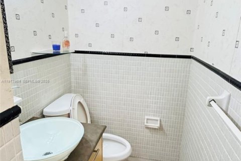 Condo in Hallandale Beach, Florida, 1 bedroom  № 1973953 - photo 12
