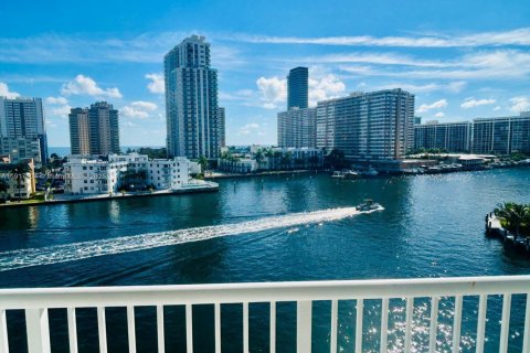 Condo in Hallandale Beach, Florida, 1 bedroom  № 1973953 - photo 1