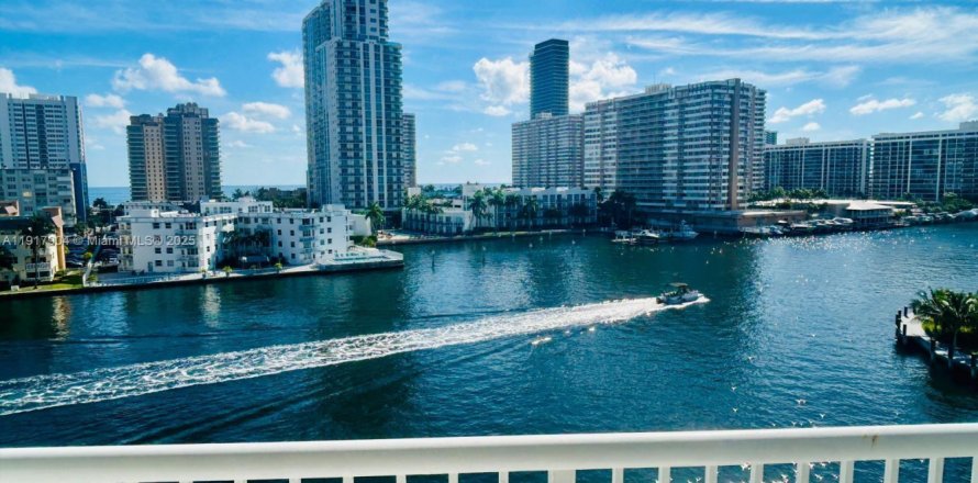 Condo in Hallandale Beach, Florida, 1 bedroom  № 1973953