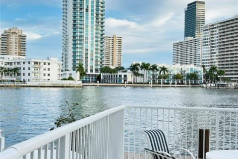 Condo in Hallandale Beach, Florida, 1 bedroom  № 1973953 - photo 25