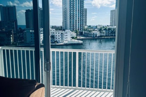 Condo in Hallandale Beach, Florida, 1 bedroom  № 1973953 - photo 2