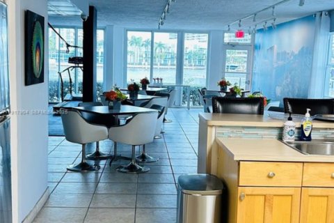 Condo in Hallandale Beach, Florida, 1 bedroom  № 1973953 - photo 29