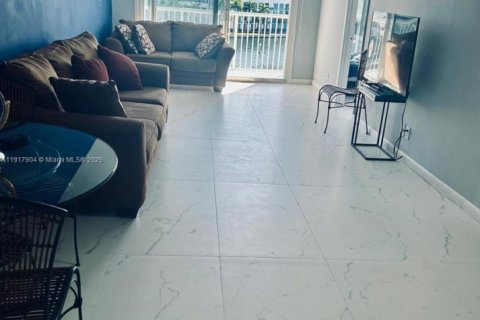 Condo in Hallandale Beach, Florida, 1 bedroom  № 1973953 - photo 3