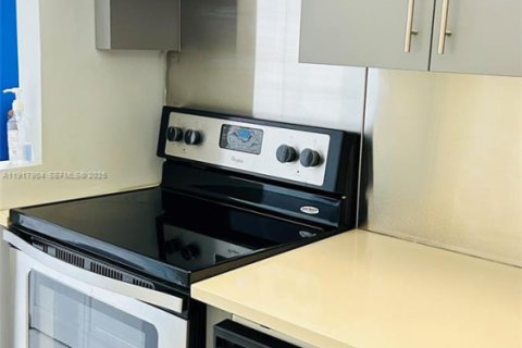 Condo in Hallandale Beach, Florida, 1 bedroom  № 1973953 - photo 17