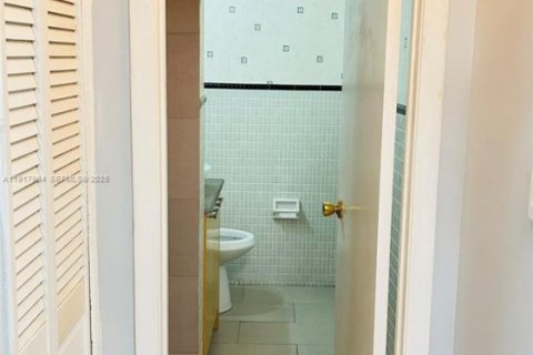 Condo in Hallandale Beach, Florida, 1 bedroom  № 1973953 - photo 13